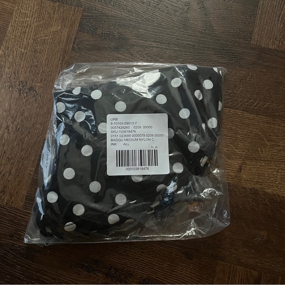 BAGGU Medium Nylon Crescent Bag - Polka Dot Black & White urban outfitters - Picture 4 of 4